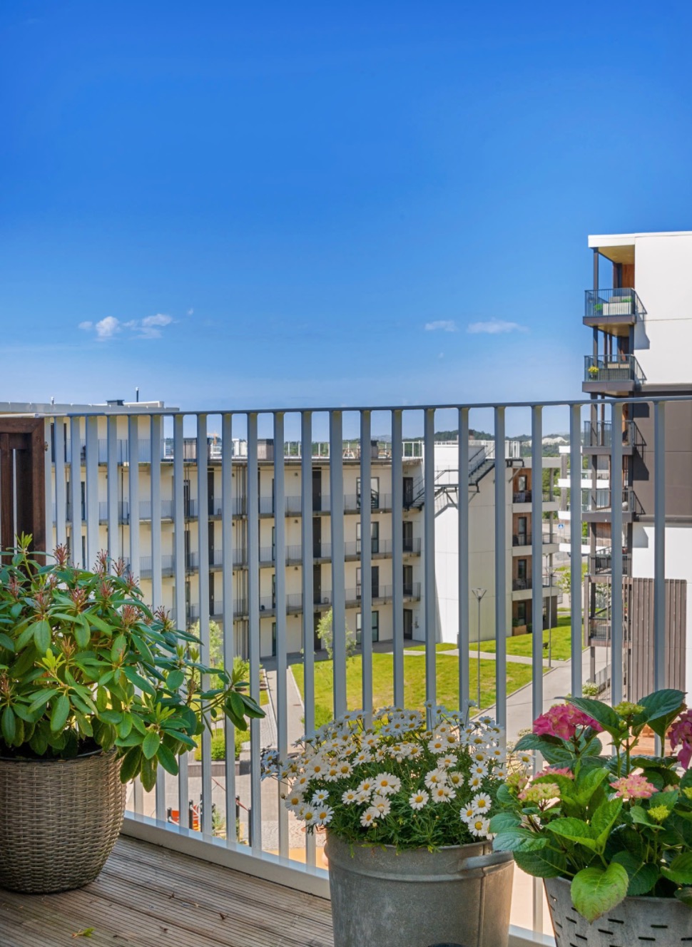 Leiligheten ligger høyt og fritt i 5. etasje med god utsikt.